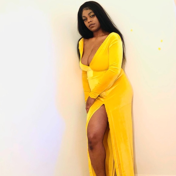 Yellow velvet gown - Picture 1 of 8